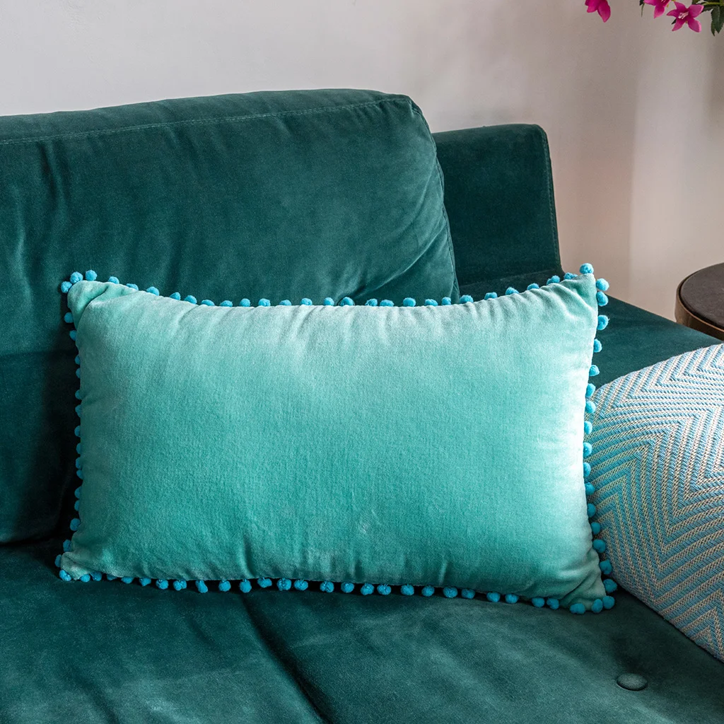 coussin pom pom velours aqua