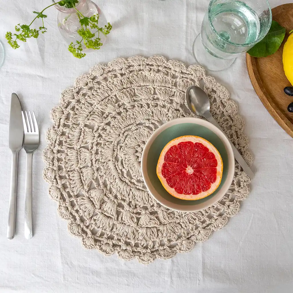 crochet placemat - ivory