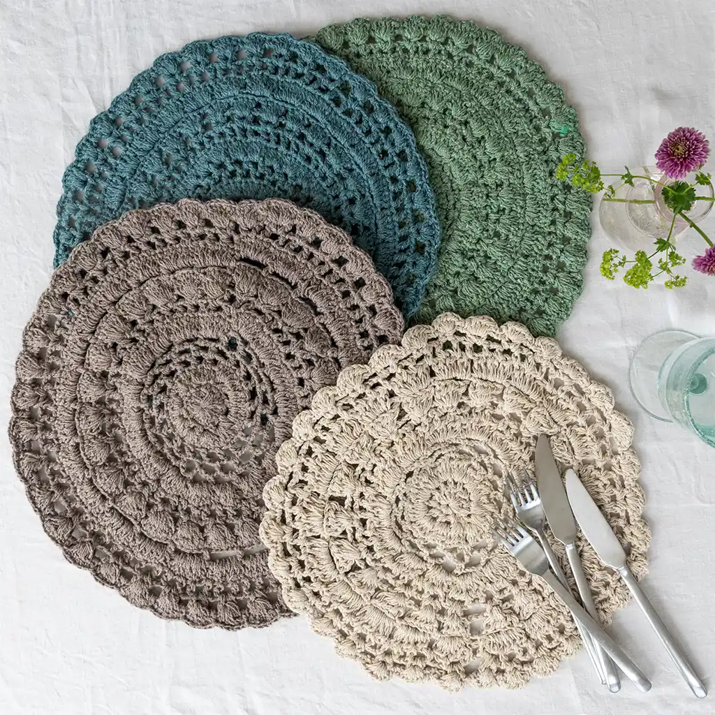 crochet placemat - ivory