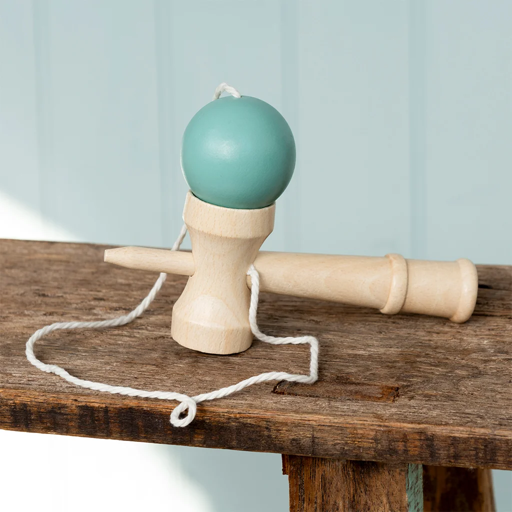 tasse et balle de capture kendama en bois