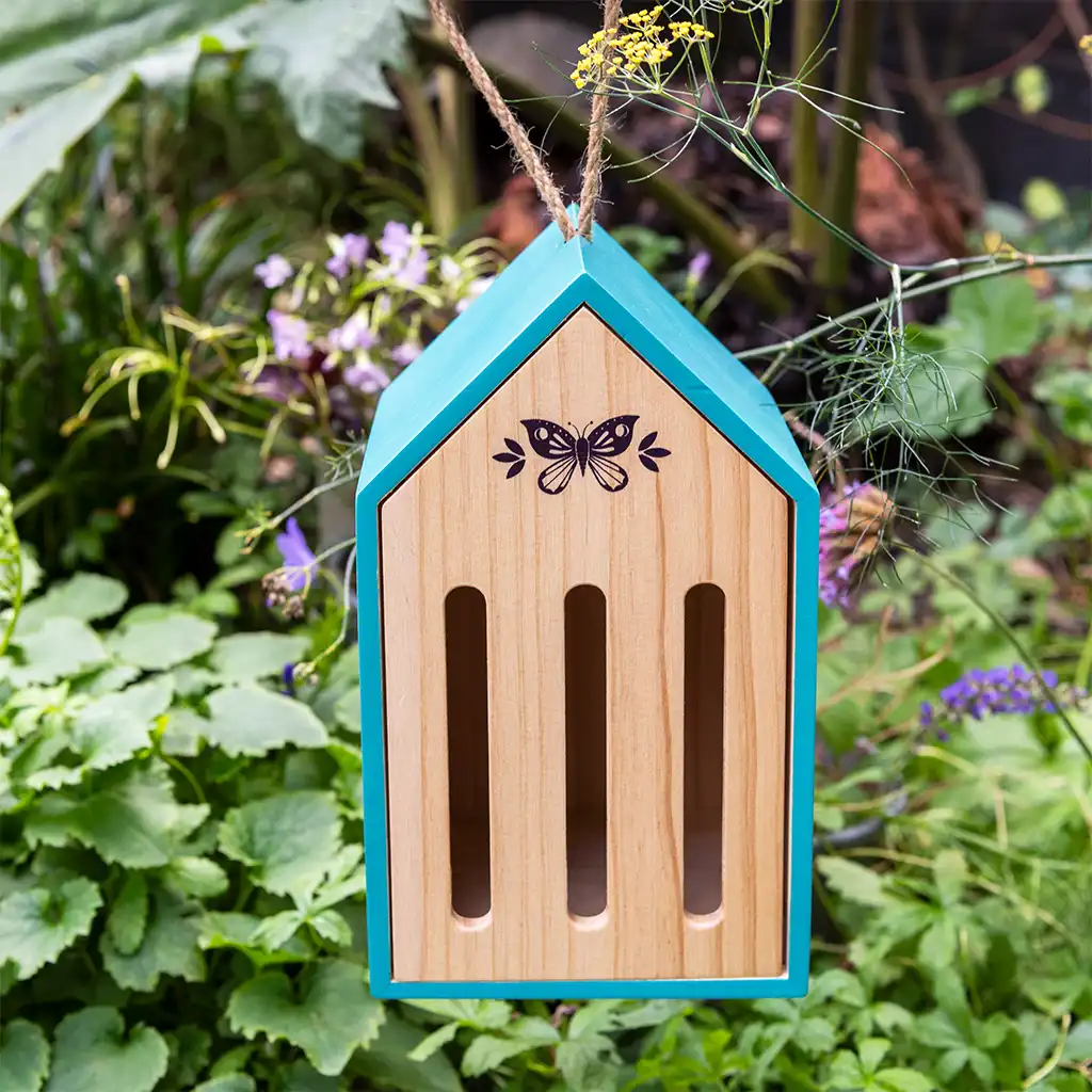 insektenhotel aus holz - schmetterlingshaus